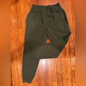 ALO Yoga Men's Co-Op Pants Olive Green